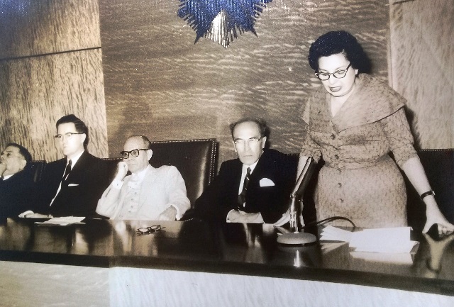 Foto de La directora de la Biblioteca, doctora Lilia Castro de Morales pronuncia conferencia sobre el libro cubano. Salón de Actos, 23 de febrero de 1958. Colección de fotografías BNJM.